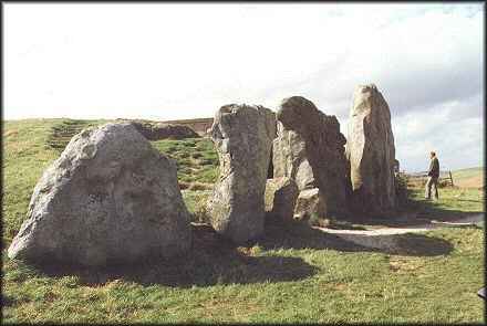 westKennetLongBarrow1.jpg (15645 bytes)